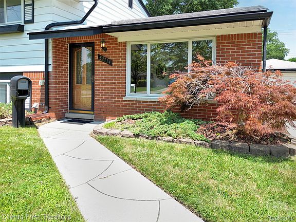 4th image of 32714 Cowan Rd