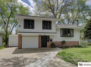 9209 Meadow Dr, Omaha, NE 68114
