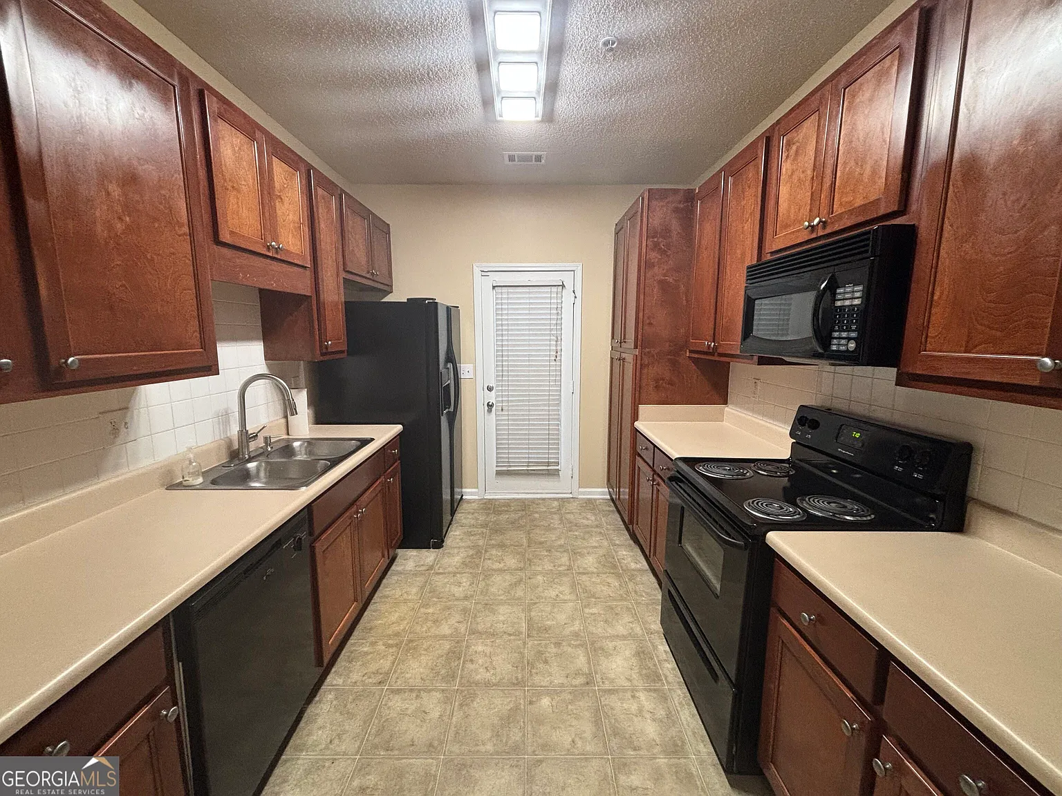 3 bed, 2.5 bath, 1588 sqft, $1,895 — Photo 2