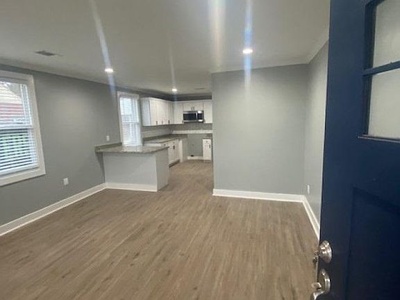 4th image of 483 Sharon Dr