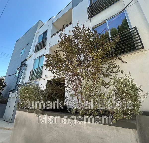 11408 Sarah St #205 — Photo 10