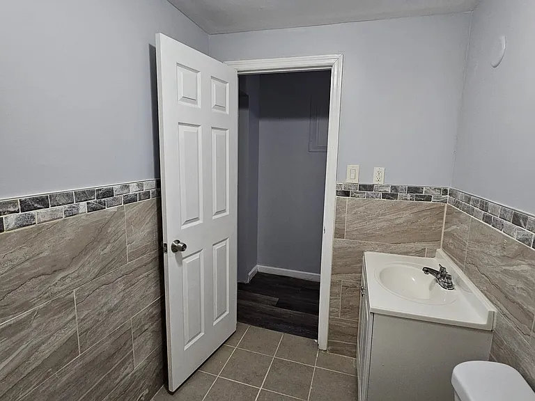 961 Grove St #2R — Photo 20