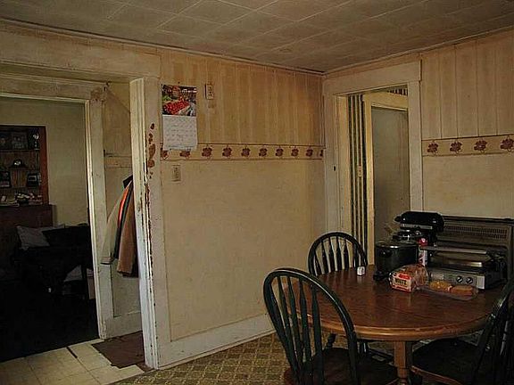 5th image of 145 E Poplar St