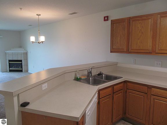 4th image of 614 S Lake St #7