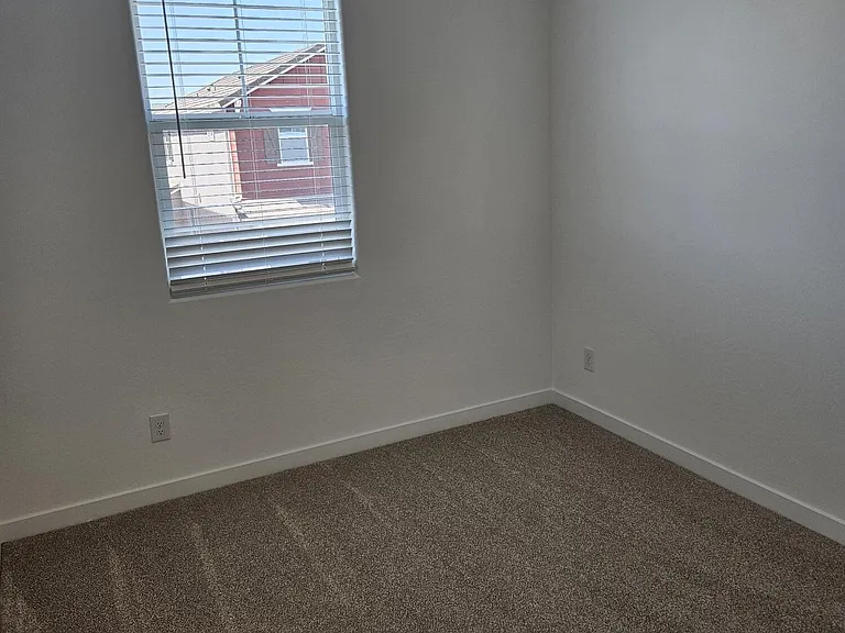 3353 S Primrose Ave — Photo 23