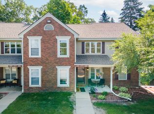 1663 Emerson Cir, Rochester, MI 48307