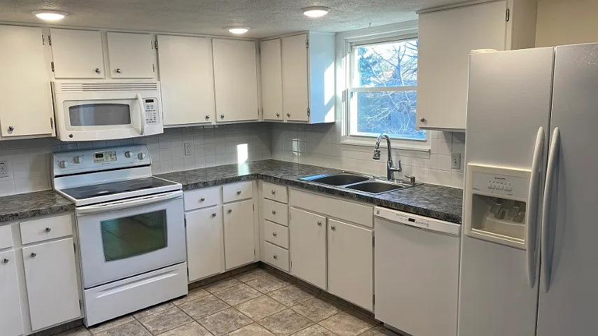 3 bed, 1.5 bath, 1602 sqft, $2,000 — Photo 3
