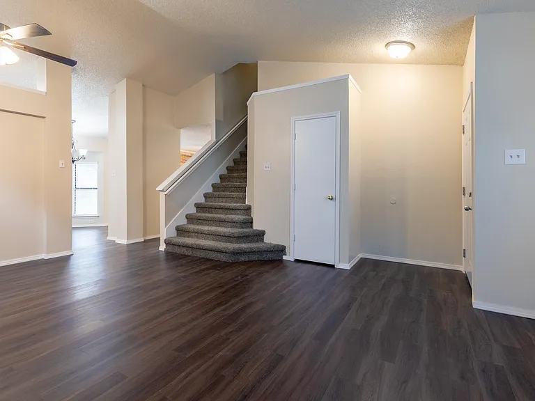 2239 Turf Club Dr — Photo 5