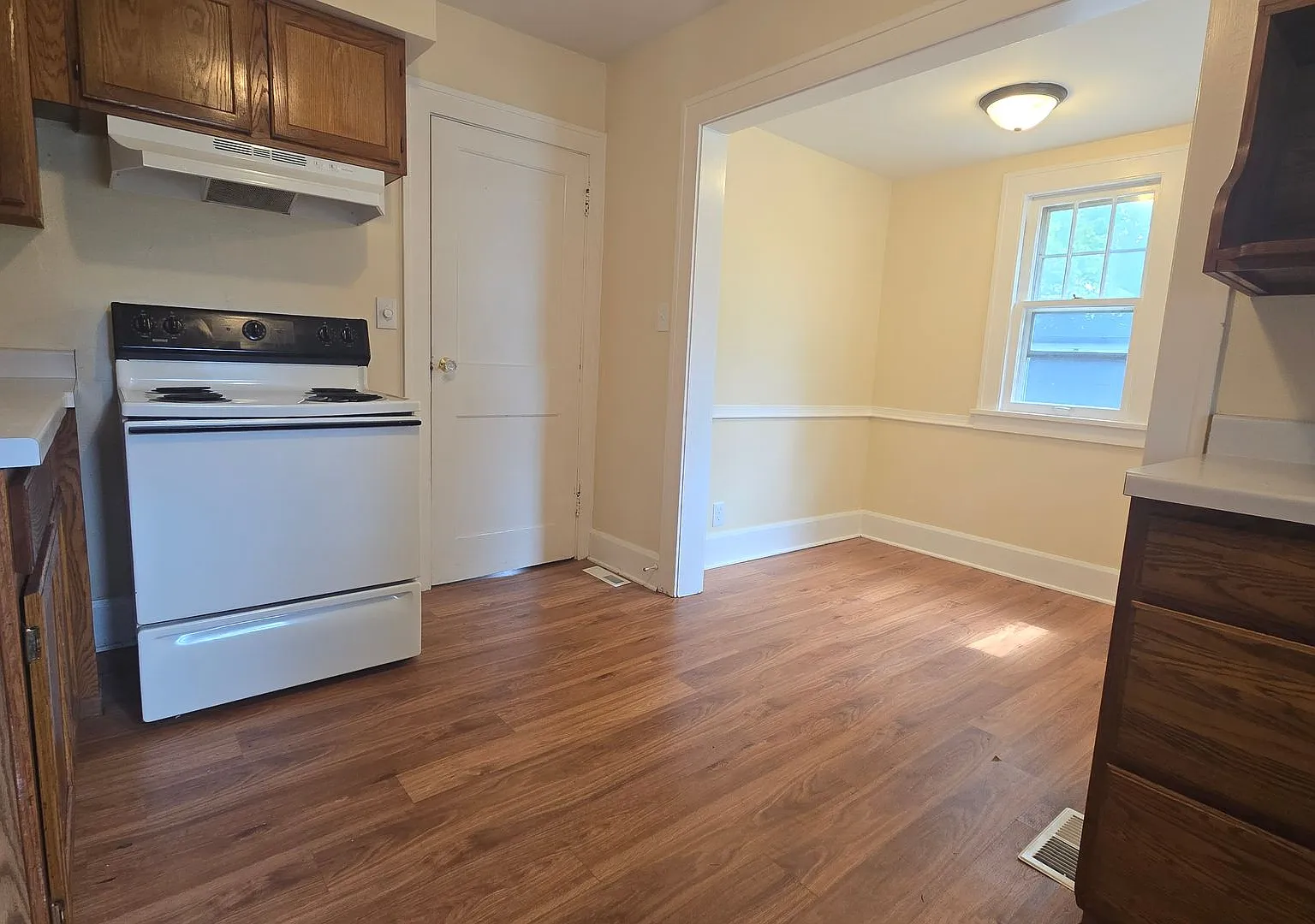 2 Bedroom House with Hardwood Floors — Photo 2