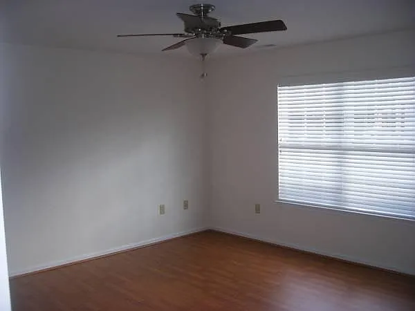 481 W Walnut St — Photo 2