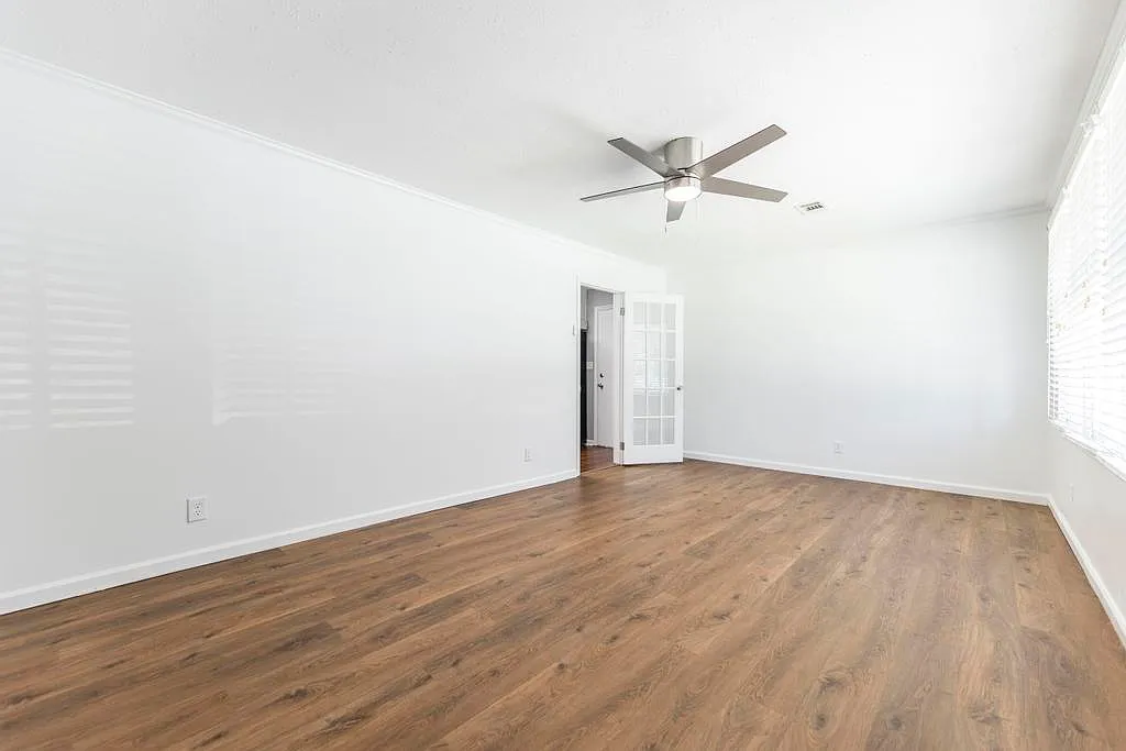 410 Thomson Rd — Photo 2
