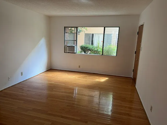 1 bed, 700 sqft, $2,296 — Photo 3