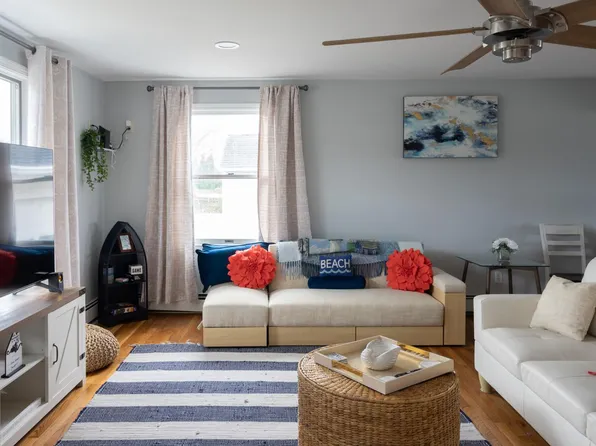 17 Gunning Ct, Middletown, RI 02842