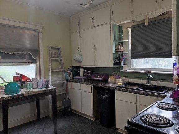 4th image of 709 Elm St