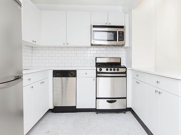 3rd image of 304 E 20th St APT 4H
