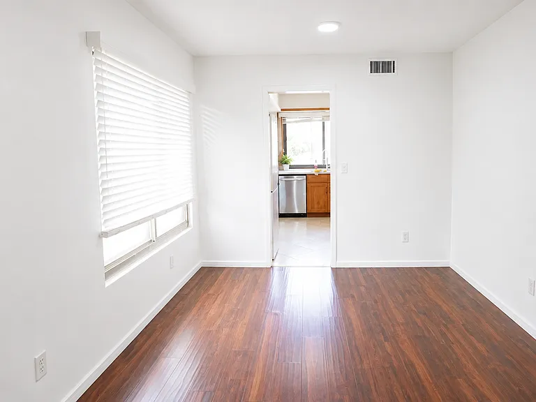 426 E Susan Ln — Photo 3