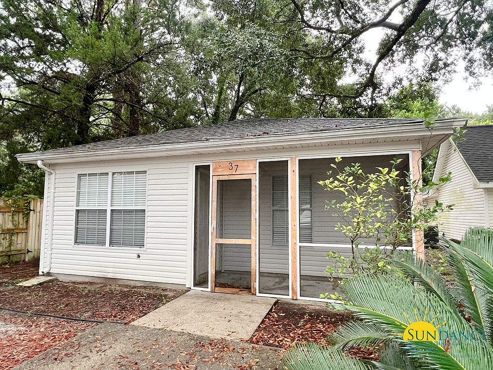 1st image of 37 Park Cir SE