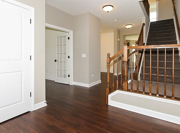 3rd image of 16 W 667 Hawthorne Ct Lot .05