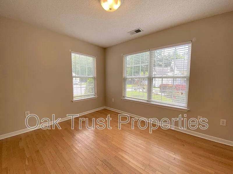 3 bed, 2.0 bath, 1372 sqft, $2,300 — Photo 3