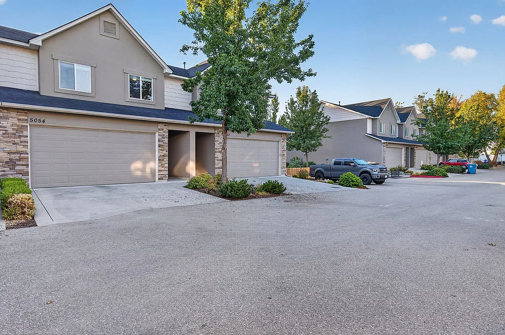 3 bed, 2.5 bath, 1649 sqft, $2,400 — Photo 3