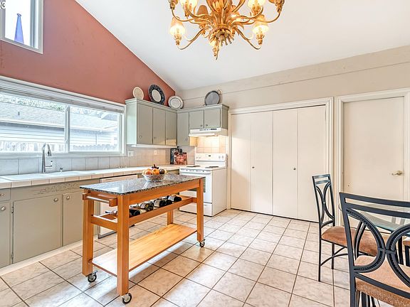 5th image of 2355 SE Juniper Dr