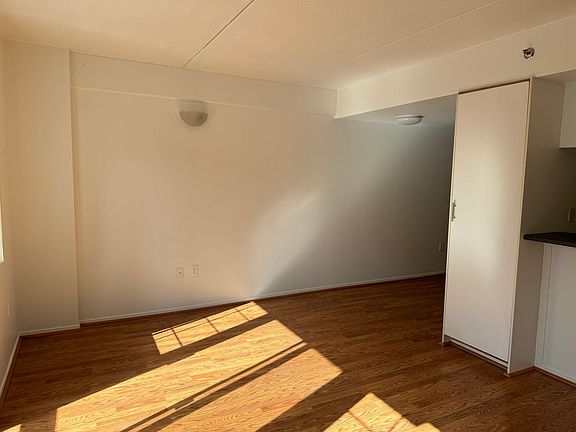 4th image of 1415 SW Park Ave #504