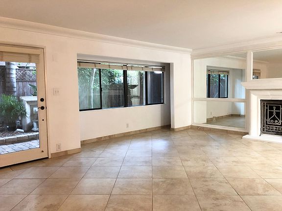 4th image of 1717 De La Vina St APT 1