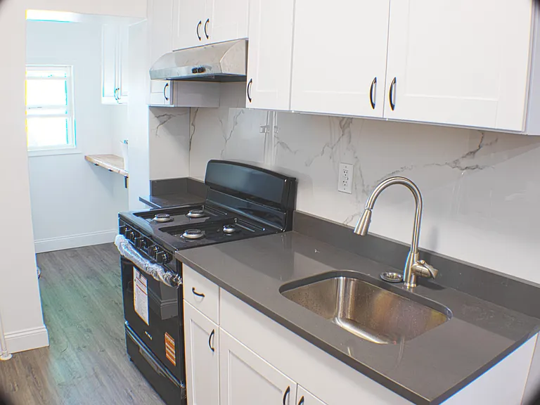 426 Adams St — Photo 4