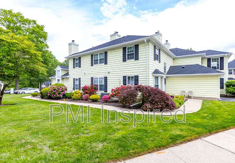 2404 Buckingham Cir — Photo 1