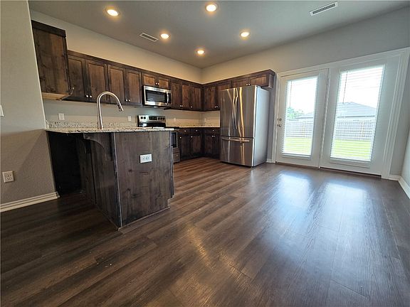 4th image of 211 Grove Ln
