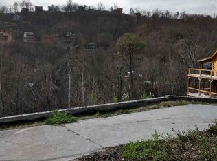 714 Pinecrest Ct, Gatlinburg, TN 37738