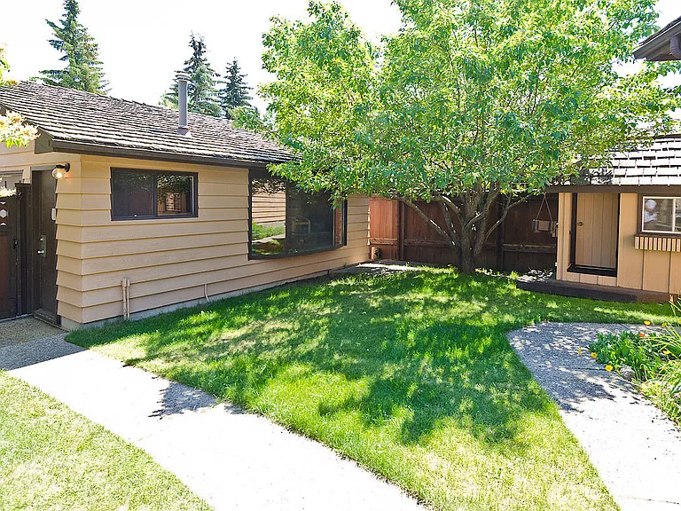 740 Coach Bluff Cres SW — Photo 4