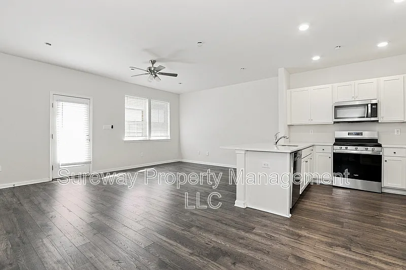 3 bed, 2.5 bath, 1484 sqft, $2,700 — Photo 3