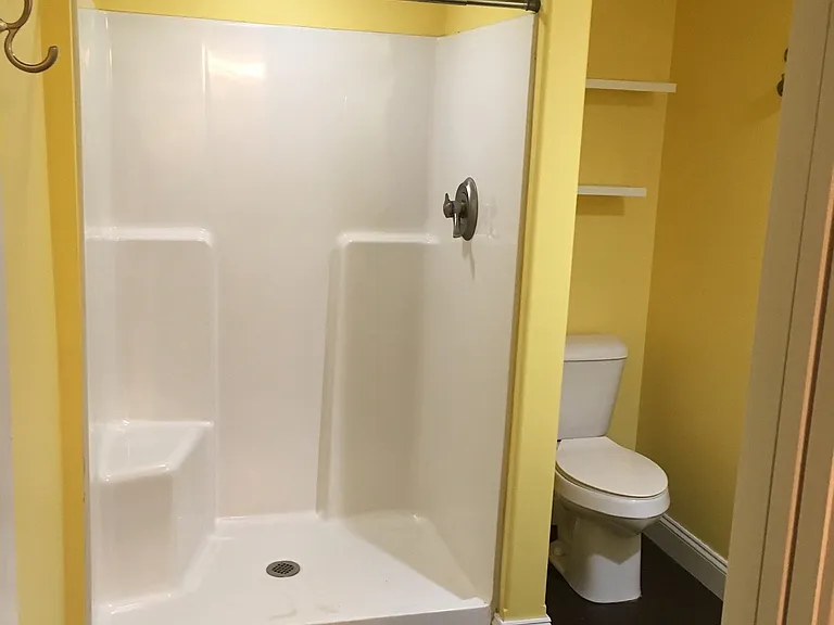 Full bath (2nd floor)