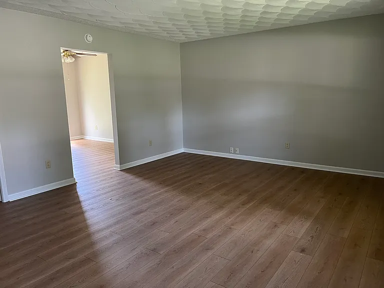 305 Hillcrest Dr — Photo 3