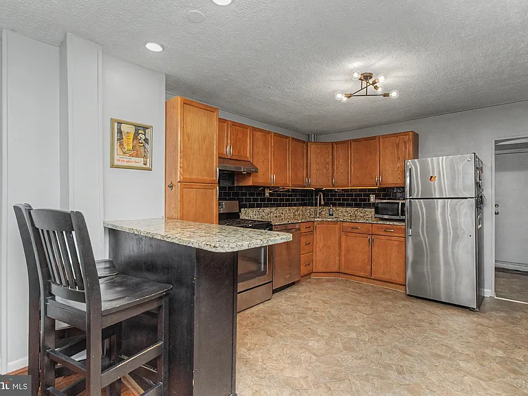 1303 Clarkson St — Photo 12