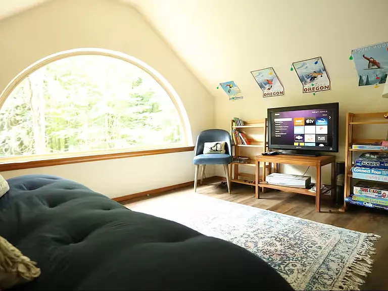 Crow's nest with futon and TV