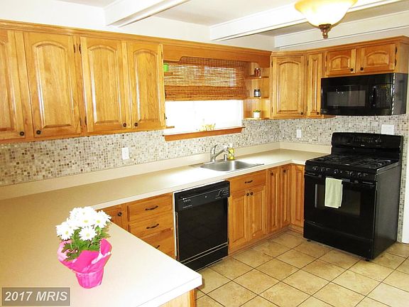 Kitchen has newer Appliances
