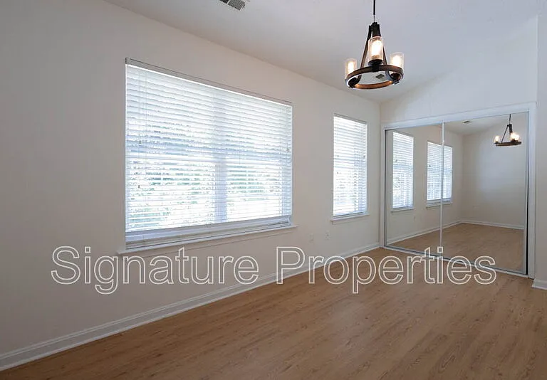 405 Lakeview Ct — Photo 18