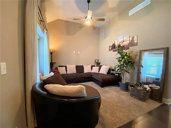 4th image of 1415 NE Jaclyn Dr