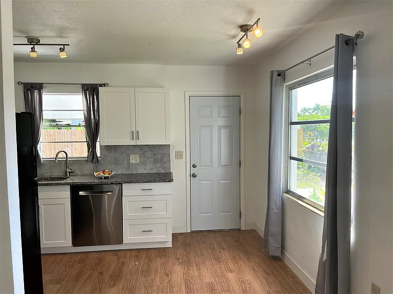 2567 Columbus St — Photo 6