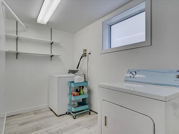 344 Carleton Dr #B, Saskatoon, SK S7H 4C1