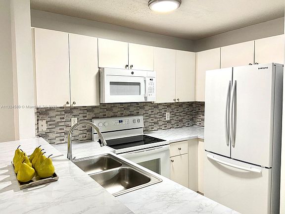 4th image of 6104 NW 114th Pl APT 209