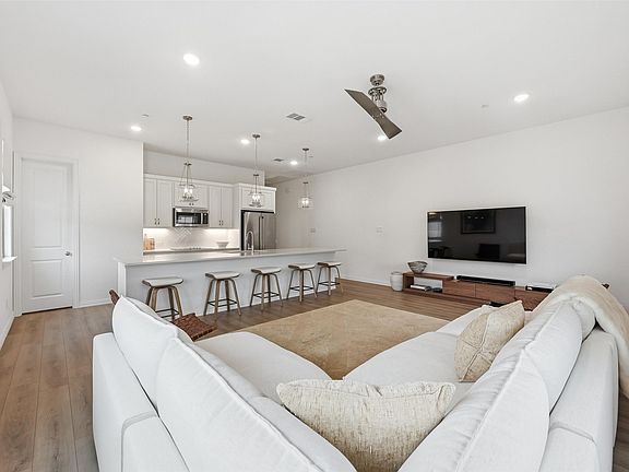 4th image of 634 Blue Ridge Dr