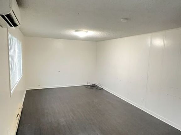 4th image of 909 1/2 E 1st St