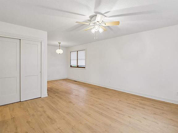 4th image of 208 E Dewitt St