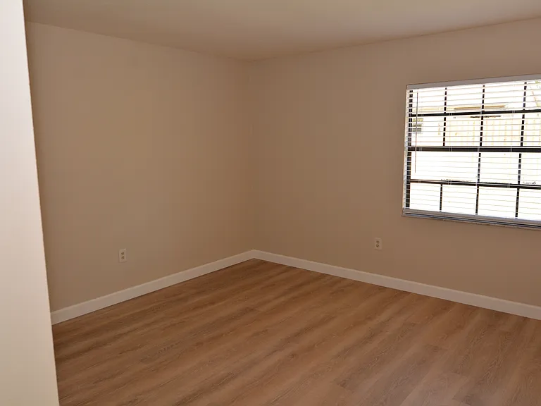 1550 N Pompano Ave — Photo 8