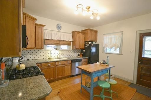 4th image of 11 E Eureka Dr