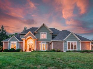 W291N3923 Round Hill Cir, Pewaukee, WI 53072