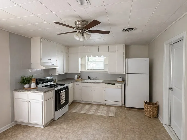 925 N Oak St — Photo 5